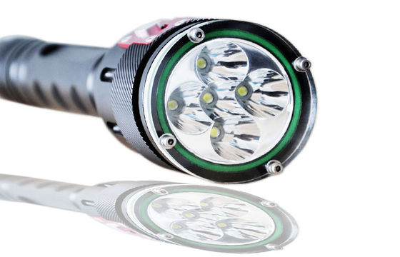 高い明るさ LED の飛び込みのトーチ